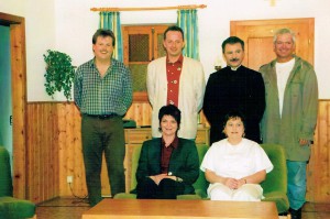 Christian Kalesse, Peter Scheubeck, Hans Wolf, Werner Fischer (hintere Reihe v.l.n.r.) Manuela Schießl und Christl Eichinger (Sitzend v.l.n.r.)